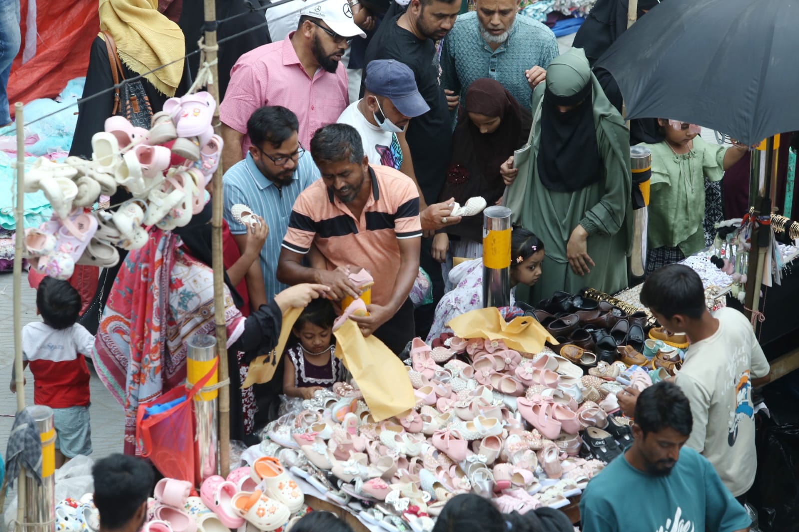 শেষ মুহূর্তের কেনাকাটায় মানুষের ঢল