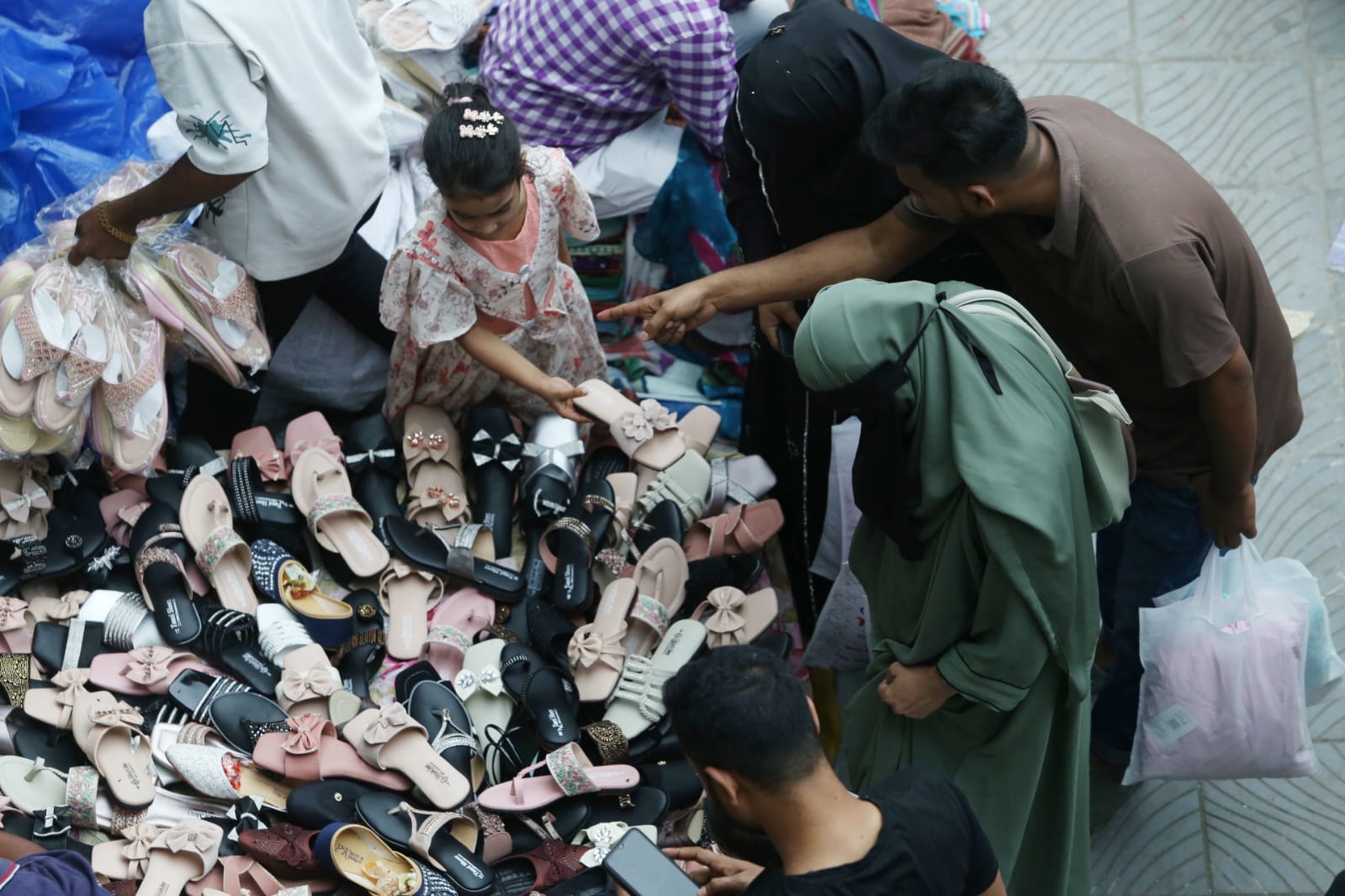 শেষ মুহূর্তের কেনাকাটায় মানুষের ঢল