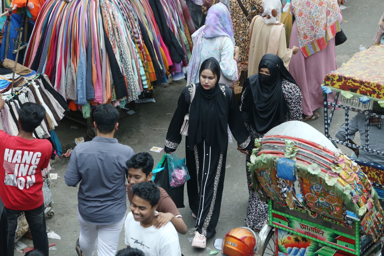 শেষ মুহূর্তের কেনাকাটায় মানুষের ঢল