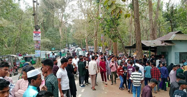 লাউয়াছড়ায় পর্যটকের উপচে পড়া ভিড়