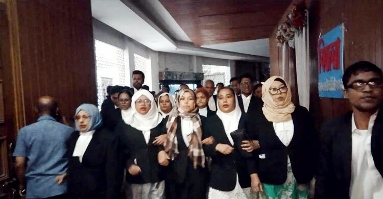 শেখ হাসিনার ফাঁসির দাবিতে আইনজীবীদের বিক্ষোভ