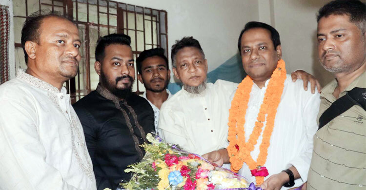 নির্বাচিত হয়েই ছুটলেন প্রতিদ্বন্দ্বীর বাড়ি, খাওয়ালেন মিষ্টি