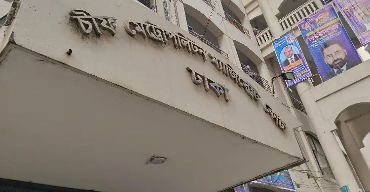স্বামীর মামলার নথি চুরির পর আদালতের কাঠগড়ায় স্ত্রী