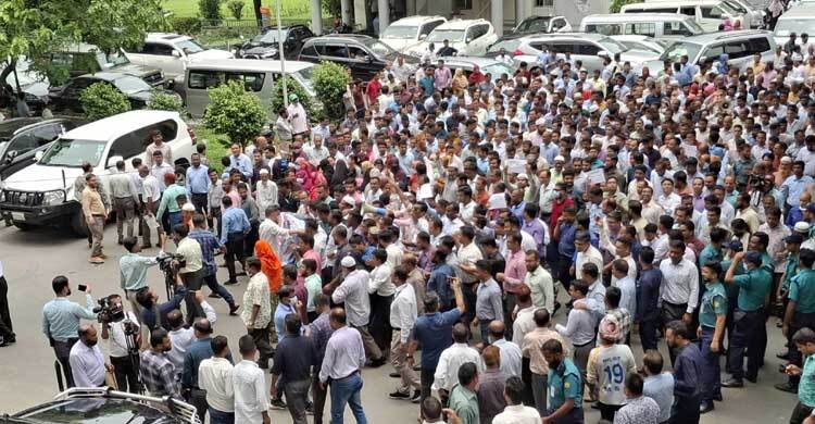 সরকারি চাকরি অধ্যাদেশ বাতিলের দাবিতে উত্তাল সচিবালয়