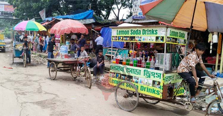 ছাত্রদলের সমাবেশ ঘিরে বাড়তি বিক্রির আশায় শাহবাগে হকারদের আনাগোনা