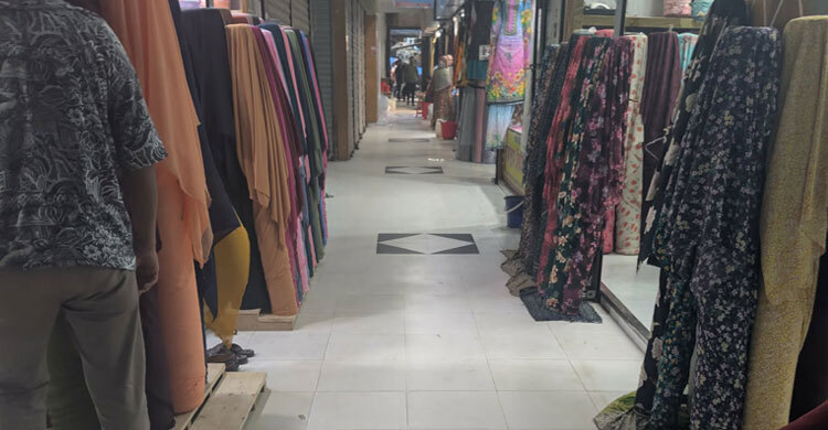 পূজার আমেজ নেই ইসলামপুরে, দুশ্চিন্তায় ব্যবসায়ীরা