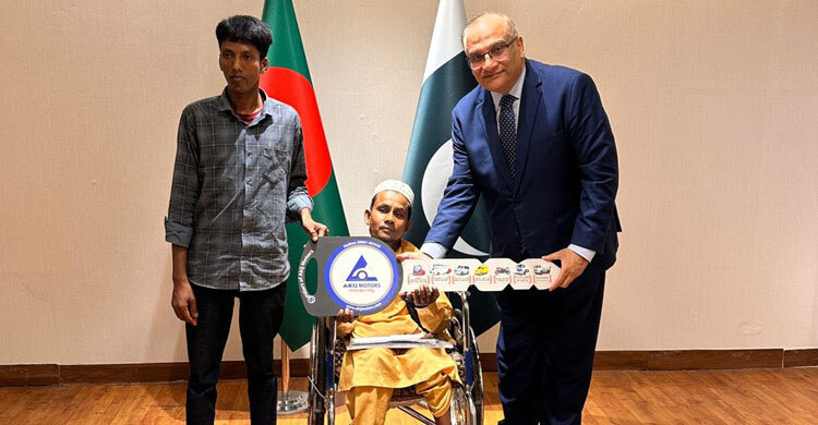 রংপুরের আসরাইলকে থ্রি-হুইলার উপহার পাঠালেন পাকিস্তানের প্রধানমন্ত্রী