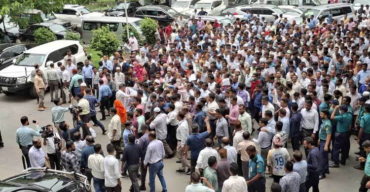 সরকারি চাকরি অধ্যাদেশ বাতিলের দাবিতে উত্তাল সচিবালয়