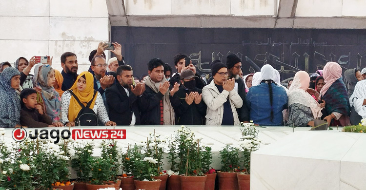 ঘন কুয়াশায়ও নেতাকর্মীদের ভিড়, খালেদা জিয়ার কবরে ফুলেল শ্রদ্ধা