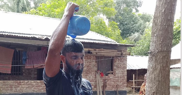 দুধ দিয়ে গোসল করে রাজনীতি ছাড়ার ঘোষণা ছাত্রলীগ নেতার