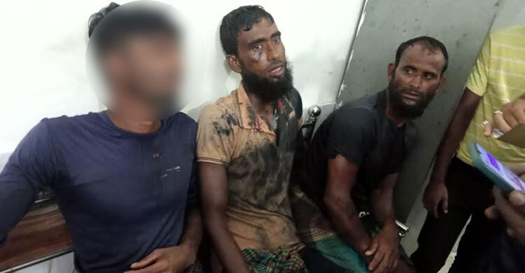 সুগন্ধা নদীতে তেলবাহী জাহাজের ধাক্কায় ট্রলারডুবি, আহত ৬