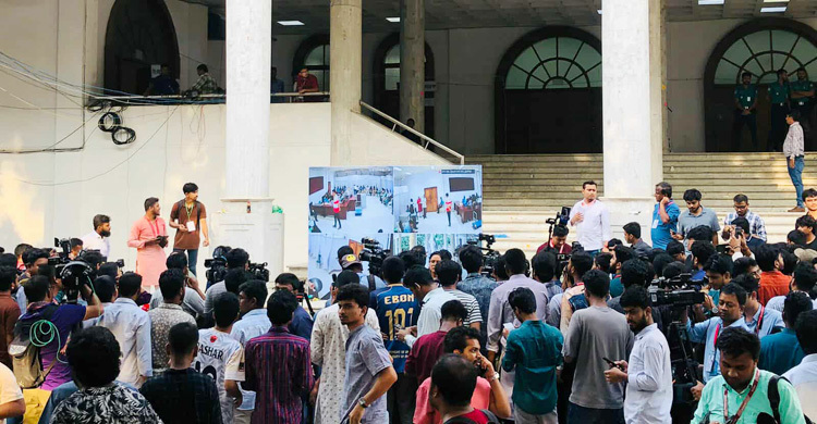 এলইডি স্ক্রিন চালু, ভোট গণনা দেখছেন শিক্ষার্থীরা
