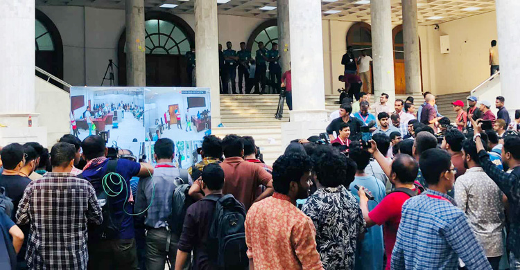এলইডি স্ক্রিন চালু, ভোট গণনা দেখছেন শিক্ষার্থীরা