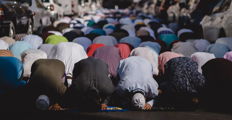 জুমার বয়ানের সময় নামাজ পড়া যাবে কি?