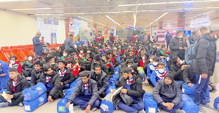 লিবিয়া থেকে দেশে ফিরলেন ১৭০ বাংলাদেশি