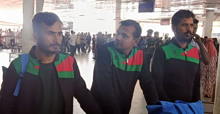 বাথরুমের পানি আর পচা রুটি খেয়ে বেঁচে ছিলাম