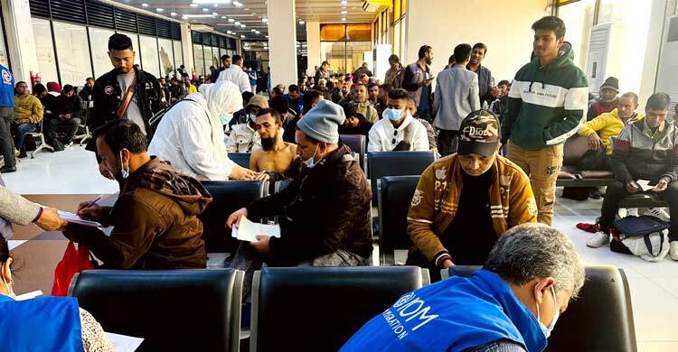 লিবিয়া থেকে দেশে ফিরলেন ৩১০ বাংলাদেশি