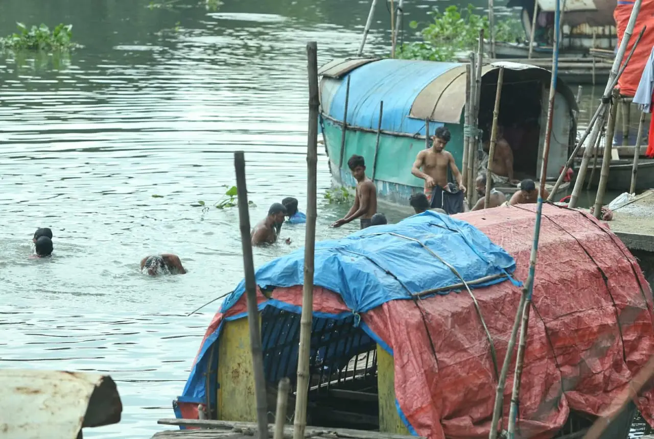নদীর বুকেই ভাসছে জীবন