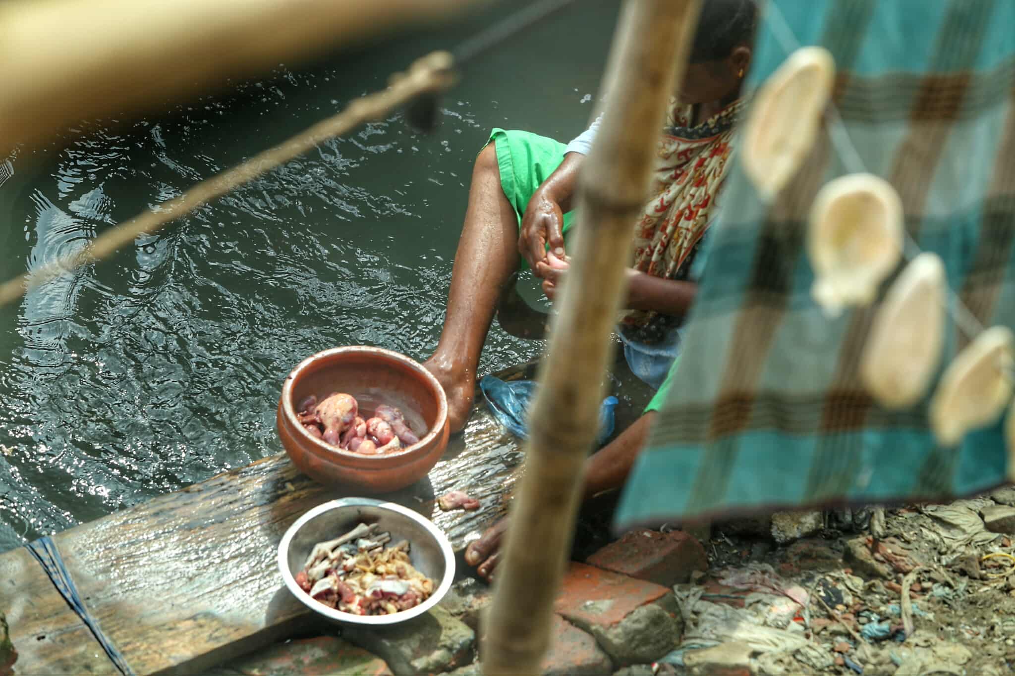 নদীর বুকেই ভাসছে জীবন