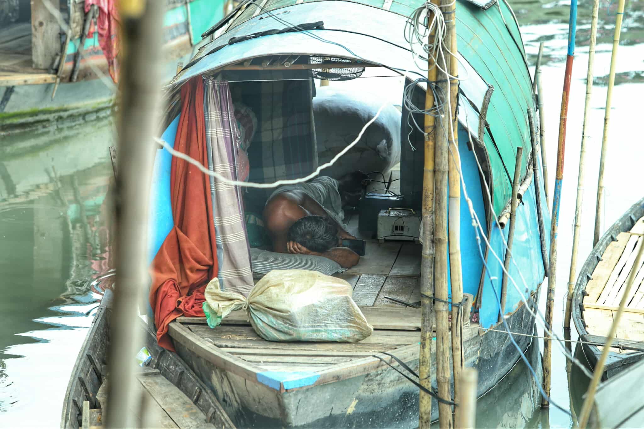 নদীর বুকেই ভাসছে জীবন