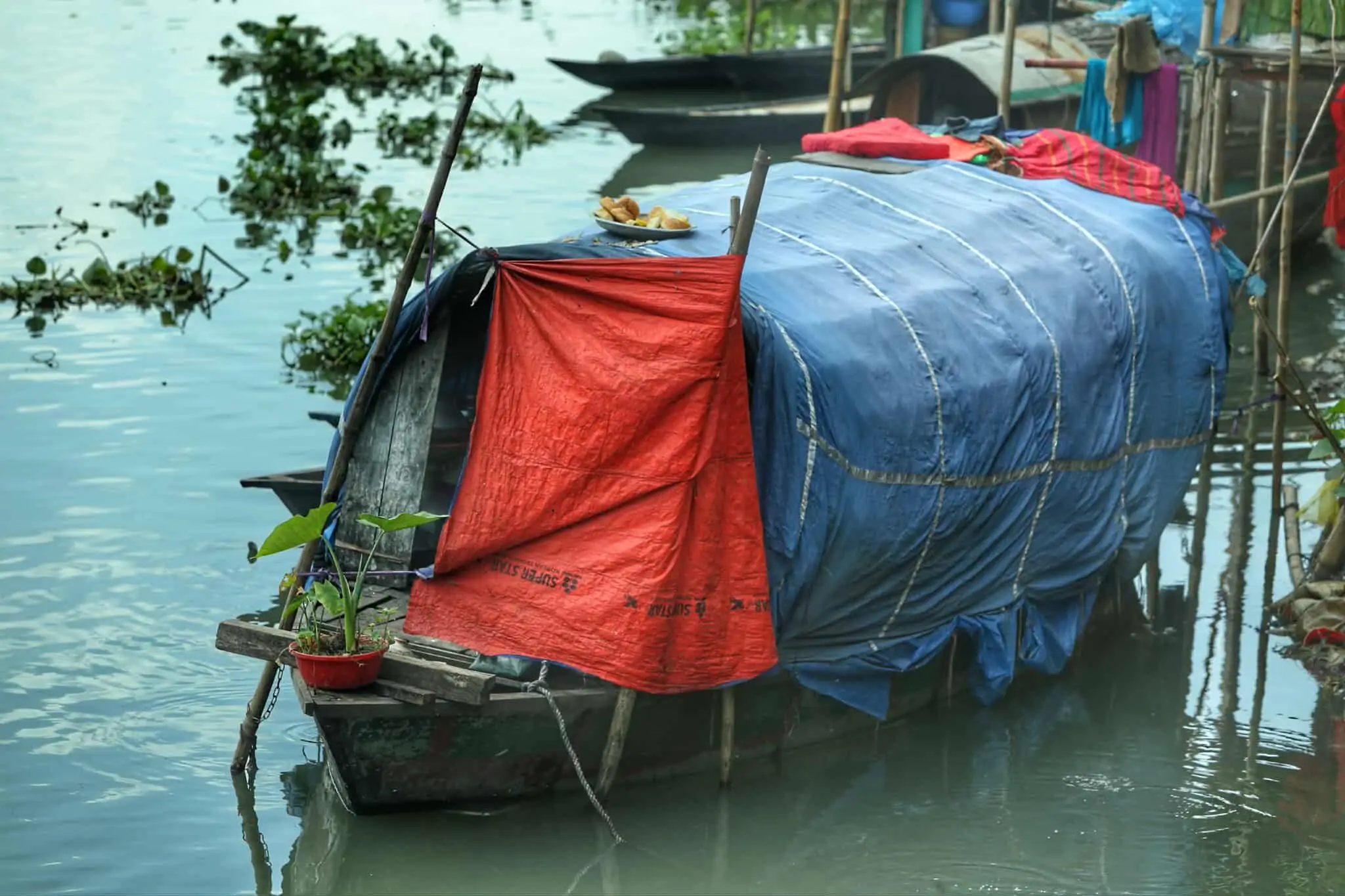 নদীর বুকেই ভাসছে জীবন