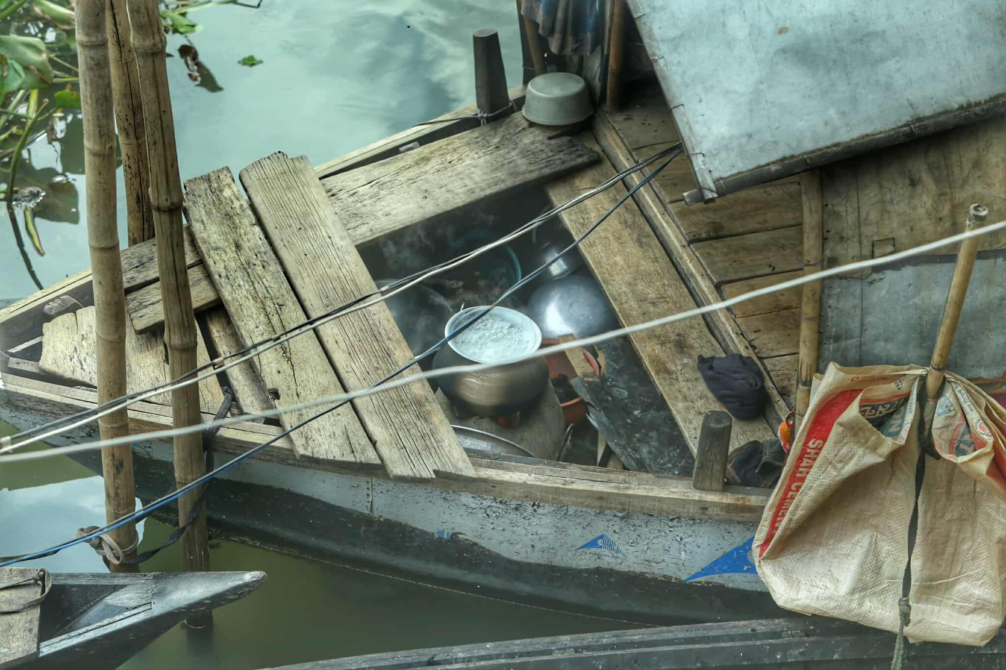 নদীর বুকেই ভাসছে জীবন