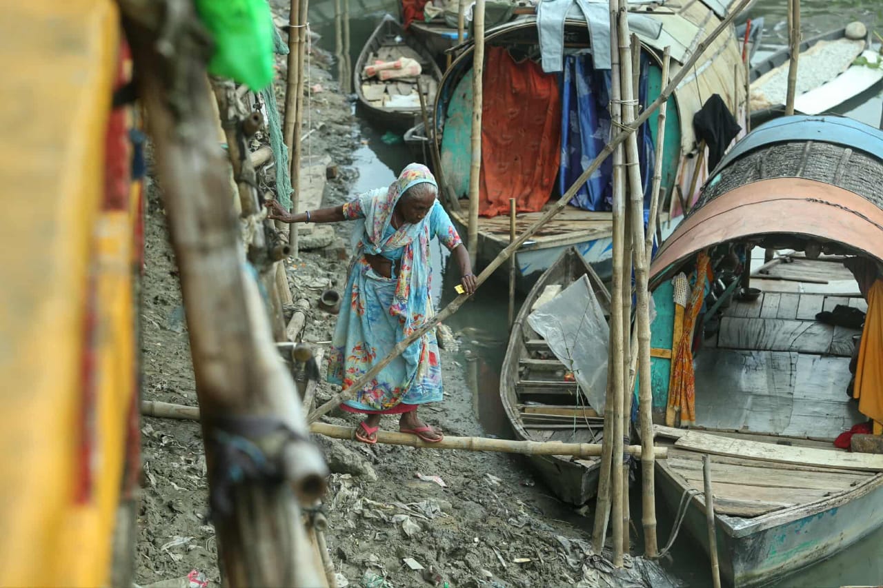 নদীর বুকেই ভাসছে জীবন