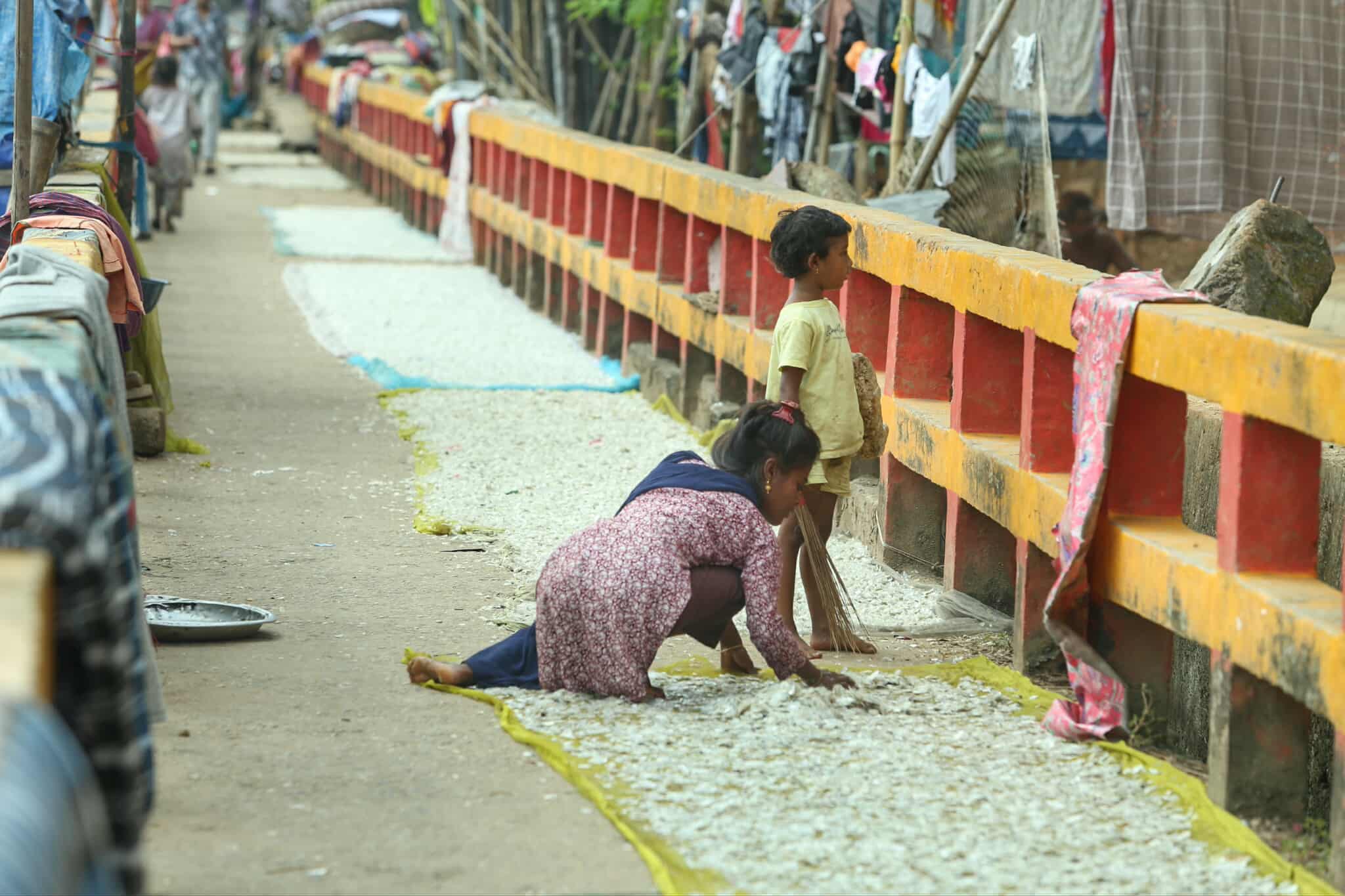 নদীর বুকেই ভাসছে জীবন