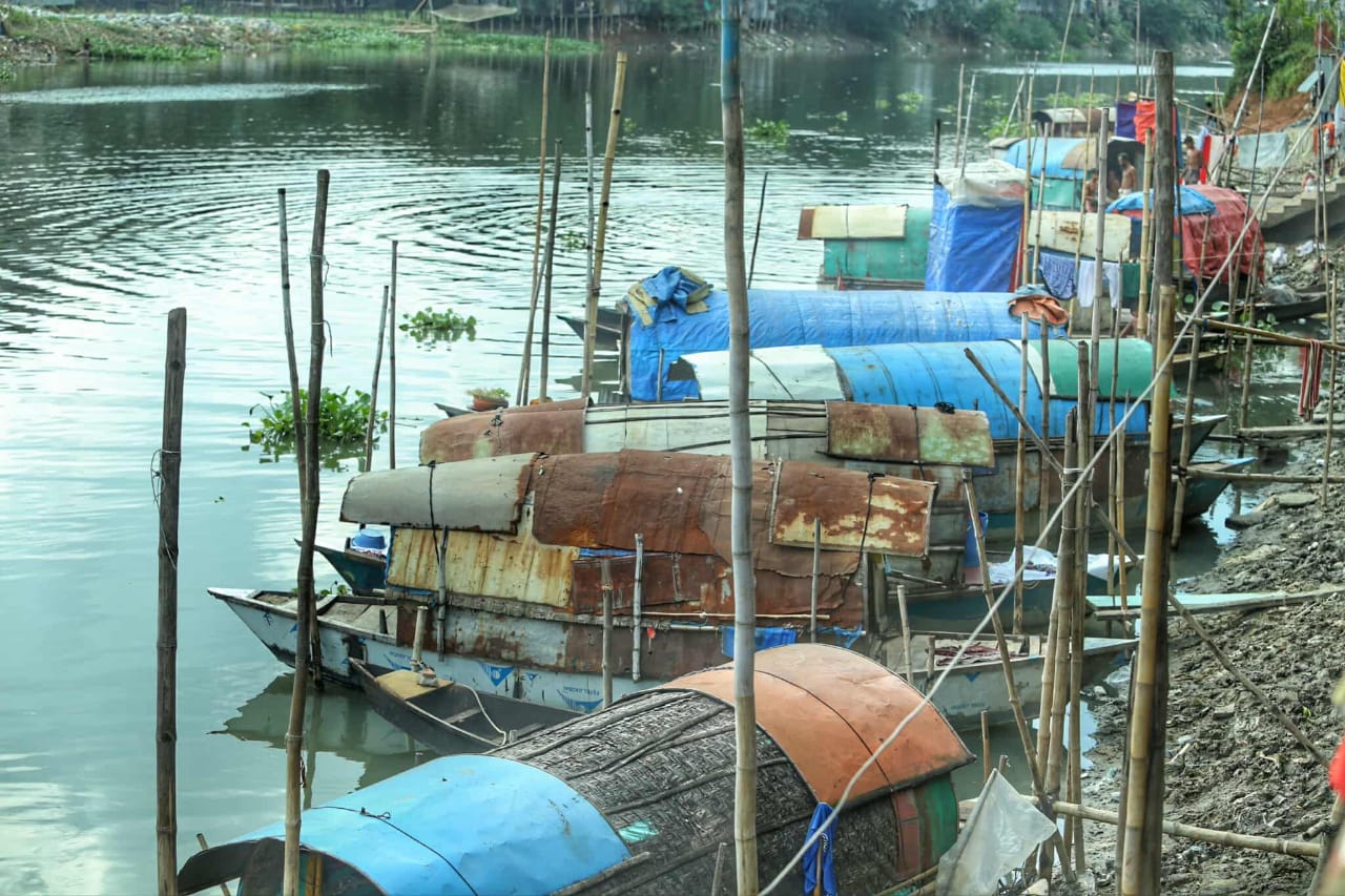 নদীর বুকেই ভাসছে জীবন