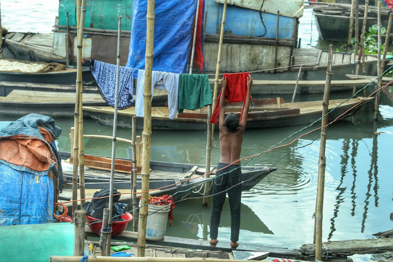 নদীর বুকেই ভাসছে জীবন