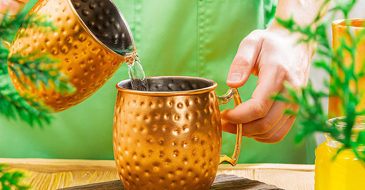 চুল কালো রাখতে তামার গ্লাসে পানি পান করতে পারেন