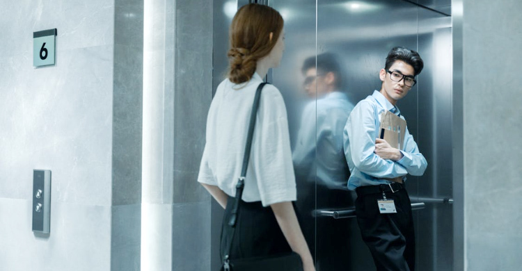 লিফটে সহযাত্রী আপনার ওপর বিরক্ত, মিলিয়ে নিন