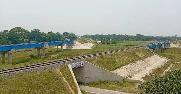 স্ত্রীর সামনেই ট্রেনের ধাক্কায় মারা গেলেন স্বামী