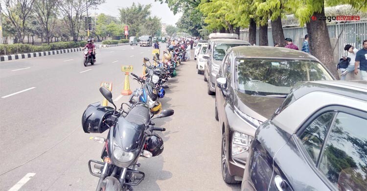 তেলের অপেক্ষায় কাটছে সময়: কোথাও পাম্প বন্ধ, কোথাও লম্বা লাইন