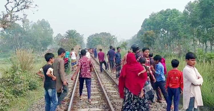 হেডফোন কানে রেললাইনে হাঁটছিল কিশোর, প্রাণ গেলো ট্রেনের ধাক্কায়