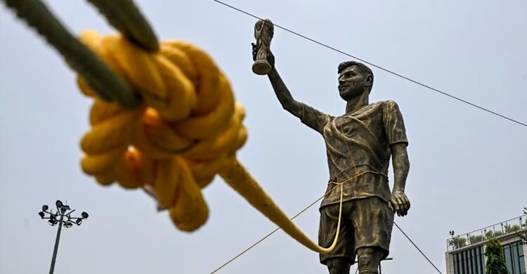 কোলকাতায় সরিয়ে ফেলা হচ্ছে মেসির ভাস্কর্য