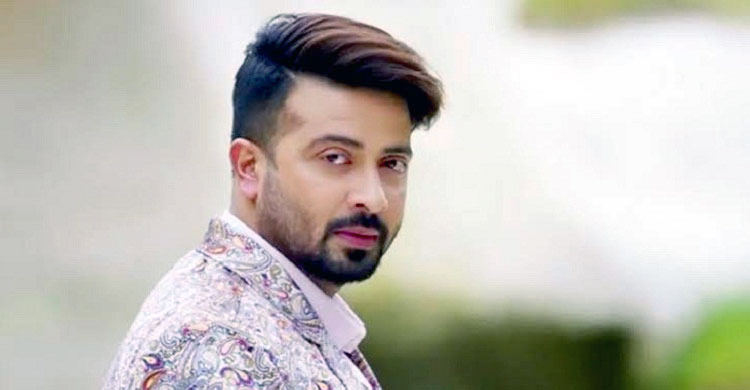 আজকাল পুরুষ কেন লিপস্টিক পরছে