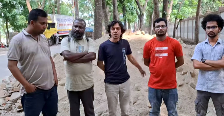 ময়মনসিংহে গুঁড়িয়ে দেওয়া হলো সাহিত্য সংসদ মঞ্চ