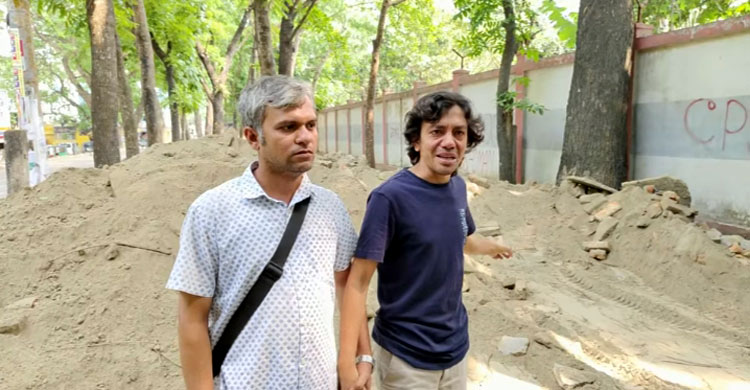 ময়মনসিংহে গুঁড়িয়ে দেওয়া হলো সাহিত্য সংসদ মঞ্চ