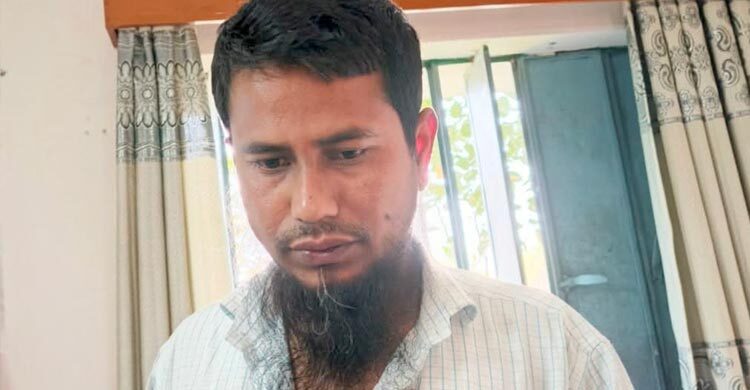 ছাত্রীকে ধর্ষণের অভিযোগে শিক্ষককে গণপিটুনি দিয়ে পুলিশে সোপর্দ