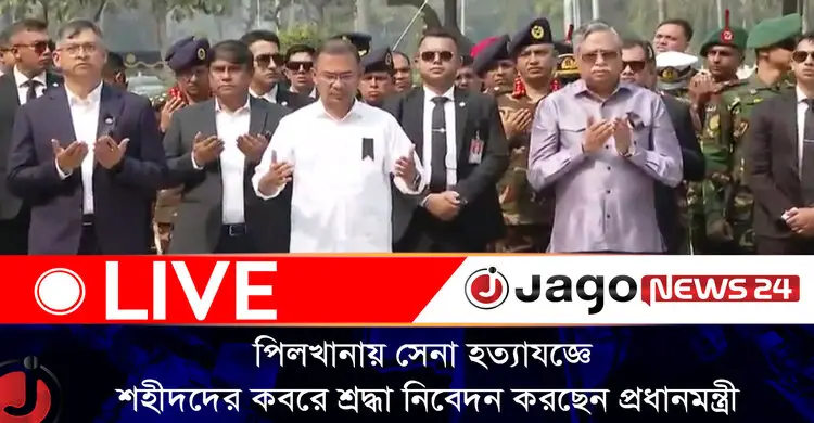 বিডিআর সদর দপ্তর পিলখানায় সেনা হত্যাযজ্ঞে শহীদদের কবরে শ্রদ্ধা নিবেদন করছেন প্রধানমন্ত্রী