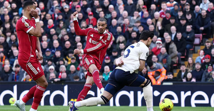 অ্যানফিল্ডে গোলবন্যা, চ্যাম্পিয়ন্স লিগের আশা জিইয়ে রাখল লিভারপুল