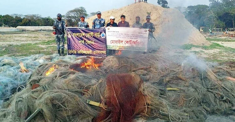 মেঘনায় মাছ শিকারে কারেন্ট জাল ব্যবহারে ২৬ জেলের জরিমানা