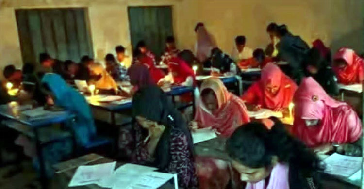 বিদ্যুৎ ছিল না কেন্দ্রে, মোমবাতির আলোয় পরীক্ষা