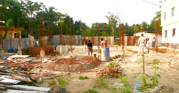 আদালতের নির্দেশ অমান্য, বিএনপি নেতার ‘পাহারায়’ স্থাপনা নির্মাণ!