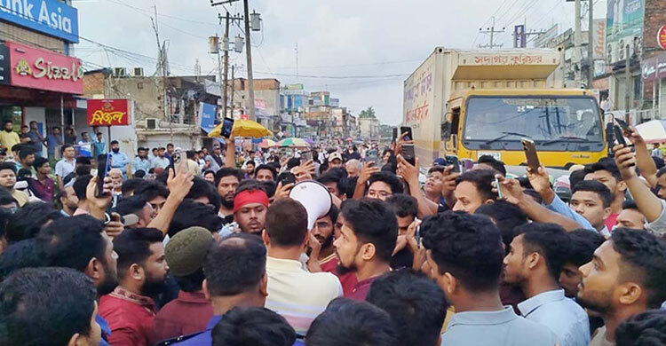 সমাবেশে হামলার প্রতিবাদে লোহাগাড়ায় এনসিপির মহাসড়ক অবরোধ