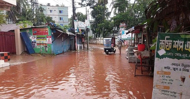 টানা বৃষ্টিতে লক্ষ্মীপুরে জলাবদ্ধতায় দুর্ভোগ