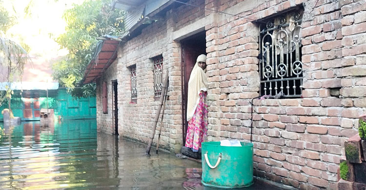 &lsquo;খুব কষ্টে আছি, পানি কমবে কবে&rsquo;