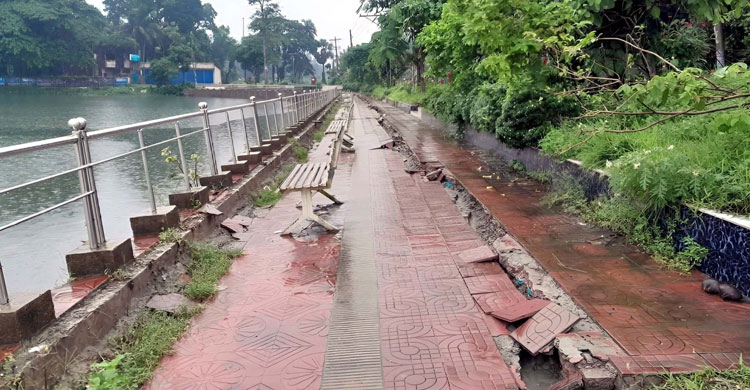 টানা বৃষ্টিতে লক্ষ্মীপুরে জলাবদ্ধতায় দুর্ভোগ