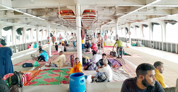 পূর্ণ হলেই ছাড়ছে লঞ্চ, সদরঘাটে চাপ কম